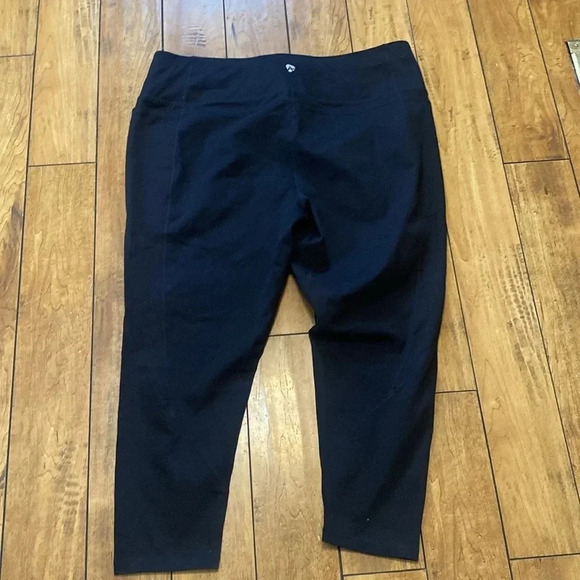 Active zone black capris - Picture 5 of 5